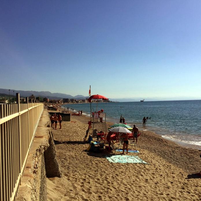 La Croce Rossa In Servizio Sulla Spiaggia Libera Di Zinola