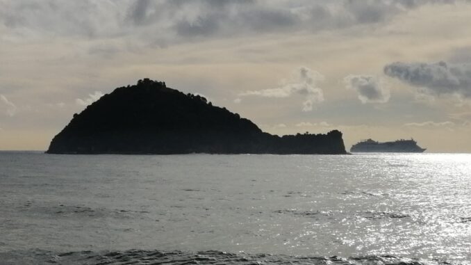 Isla Gallinara di Albenga tra nubi e mare