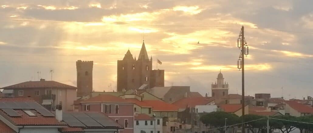 Una alba ad Albenga con vista del centro storico e delle torri nella foto di Roberto Ruaro