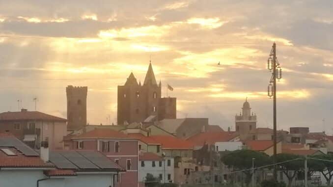 Una alba ad Albenga con vista del centro storico e delle torri nella foto di Roberto Ruaro