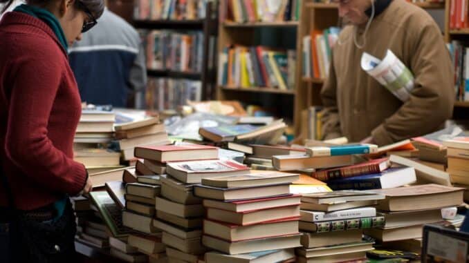 libri e interno di una libreria