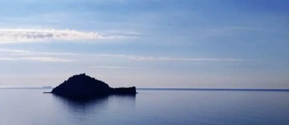 Isola Gallinara di Albenga all'orizzonte