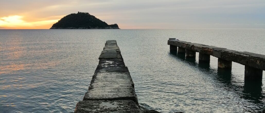 Isola Gallinara di Albenga all'orizzonte