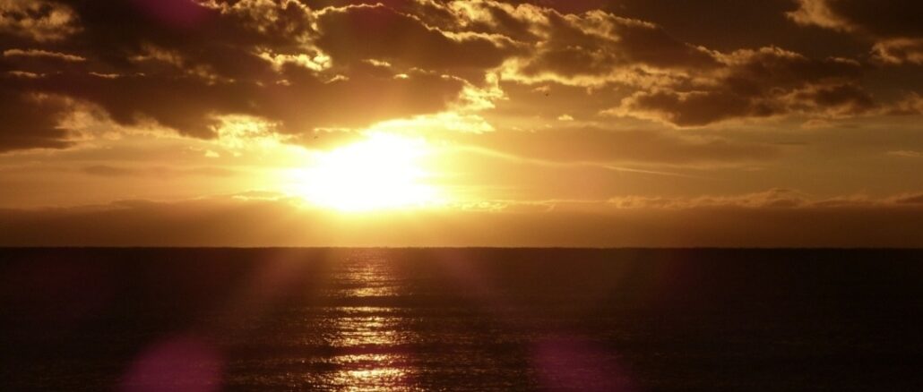 una spendida alba su un tenebroso mar Ligure