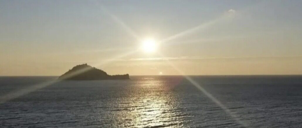 Isola Gallinara di Albenga all'orizzonte