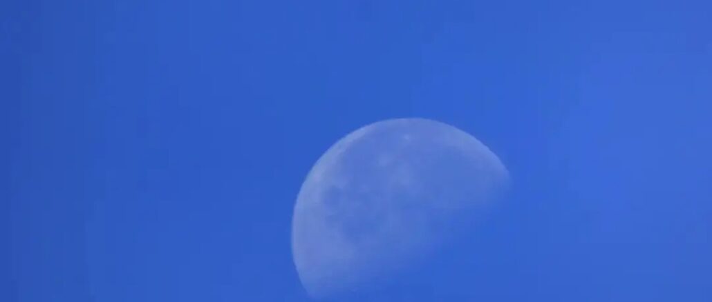 la Luna diurna nel cielo blu di Albenga