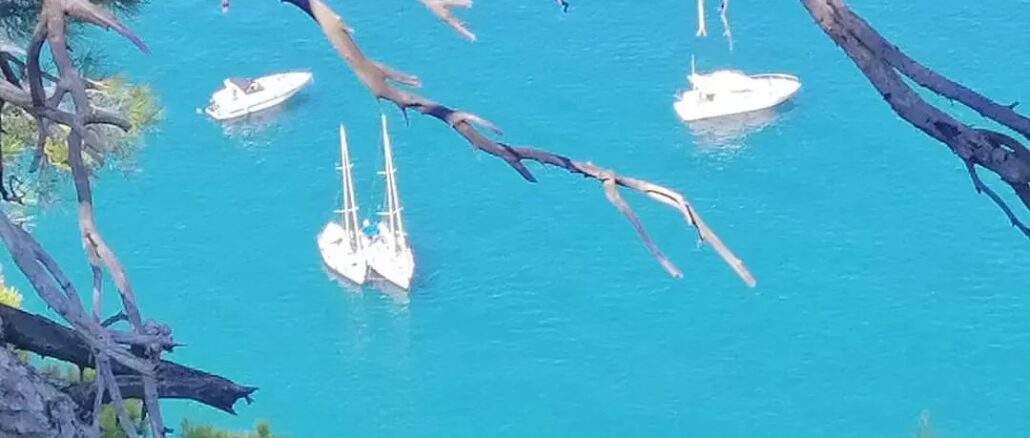 vista dall'alto con mare e barche a vela