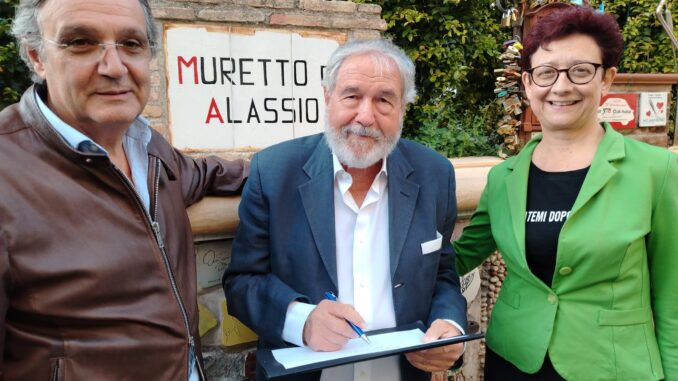 La firma di Giorgio Caprile per la piastralla del Muretto di Alassio