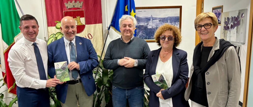 a sinistra il direttore Giovanni Gostoli e il sindaco Nicola Isetta con la giunta comunale di Quiliano.