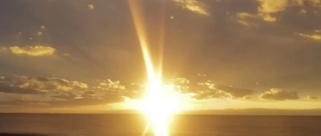 il sole sorge sul mare di Albenga