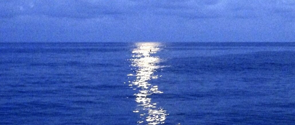 un orizzonte blu marino