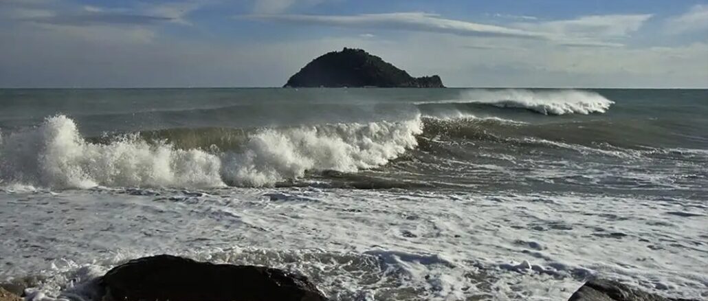 l'Isola Gallinara e le sue onde marine