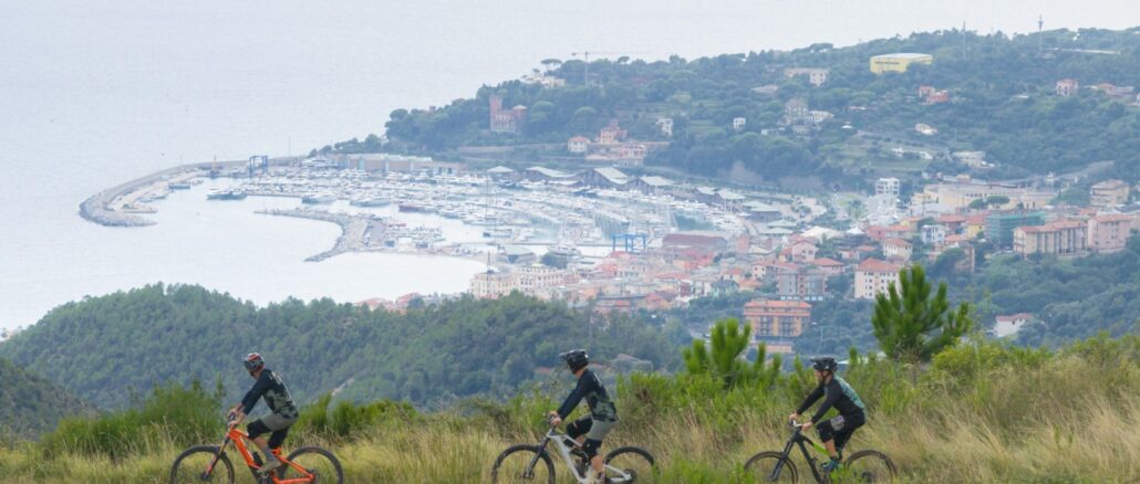 Attività outdoor di MTB presso il Santuario di Nostra Signora della Guardia con la Marina di Varazze sullo sfondo_light