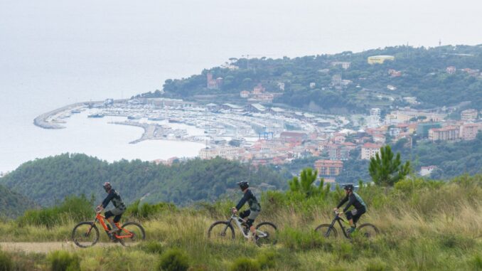 Attività outdoor di MTB presso il Santuario di Nostra Signora della Guardia con la Marina di Varazze sullo sfondo_light