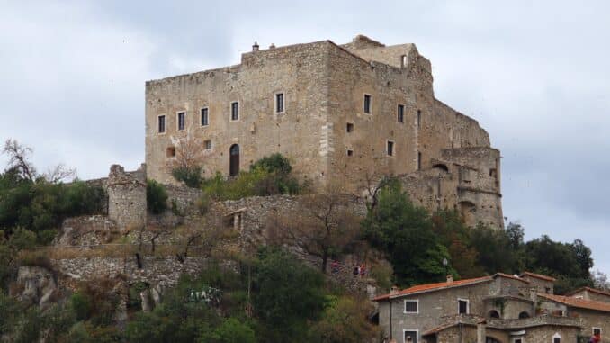 Castello dei Clavesana - Castelvecchio - Foto di Fondo Ambiente Italiano